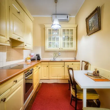 Rococo Bed & Breakfast 4*